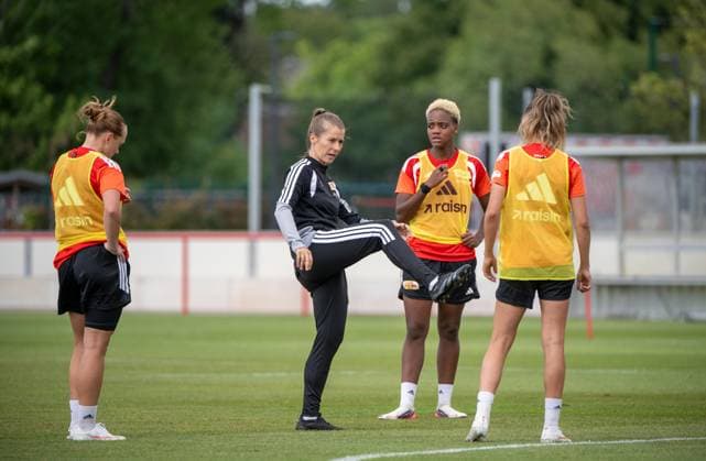 Fußball, Frauen, Saison 2026 2027, Google Pixel Frauen-Bundesliga, 1. FC Union Berlin, Training, v. l. Lisanne Gräwe (1. Frauen 1. FC Union), Trainerin Marie-Louise Eta (1. Frauen 1. FC Union), Naika Reissner (1. Frauen 1. FC Union), Jill Janssens (1. Frauen 1. FC Union), 18.08.2026, *** Soccer, Women, 2026–2027 Season, Google Pixel Women s Bundesliga, 1. FC Union Berlin, Training, from left: Lisanne Gräwe (Women s 1. FC Union), Coach Marie Louise Eta (Women s 1. FC Union), Naika Reissner (Women s 1. FC Union), Jill Janssens (Women s 1. FC Union), August 18, 2026, Copyright: xMatthiasxKochx