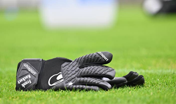 18.08.2026 - Fussball - 2. Bundesliga - Saison 2026 2027 - SpVgg Greuther Fürth Fuerth ( Kleeblatt ) - Training - - xwoxzix - Feature Impression Symbolbild Symbolfoto - Handschuh Torwarthandschuh von Frank Kackert (Torwarttrainer SpVgg Greuther Fürth ) *** August 18, 2026 Soccer 2. Bundesliga 2026–2027 Season SpVgg Greuther Fürth Fürth Kleeblatt Training xwoxzix Feature Impression Stock photo Symbolic image Glove Goalkeeper glove belonging to Frank Kackert, goalkeeper coach at SpVgg Greuther Fürth