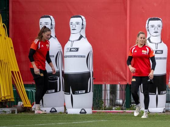 Fußball, Frauen, Saison 2026 2027, Google Pixel Frauen-Bundesliga, 1. FC Union Berlin, Training, v. l. Torfrau Nadine Böhi (1. Frauen 1. FC Union), Torfrau Cara Bösl (1. Frauen 1. FC Union), 18.08.2026, *** Soccer, Women, 2026–2027 Season, Google Pixel Women s Bundesliga, 1. FC Union Berlin, Practice, from left: Goalkeeper Nadine Böhi, 1st Women s Team, 1. FC Union; Goalkeeper Cara Bösl, 1st Women s Team, 1. FC Union; August 18, 2026, Copyright: xMatthiasxKochx