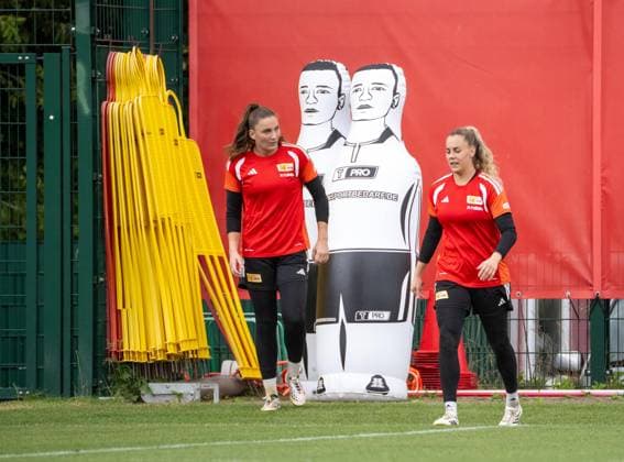 Fußball, Frauen, Saison 2026 2027, Google Pixel Frauen-Bundesliga, 1. FC Union Berlin, Training, v. l. Torfrau Nadine Böhi (1. Frauen 1. FC Union), Torfrau Cara Bösl (1. Frauen 1. FC Union), 18.08.2026, *** Soccer, Women, 2026–2027 Season, Google Pixel Women s Bundesliga, 1. FC Union Berlin, Practice, from left: Goalkeeper Nadine Böhi, 1st Women s Team, 1. FC Union; Goalkeeper Cara Bösl, 1st Women s Team, 1. FC Union; August 18, 2026, Copyright: xMatthiasxKochx
