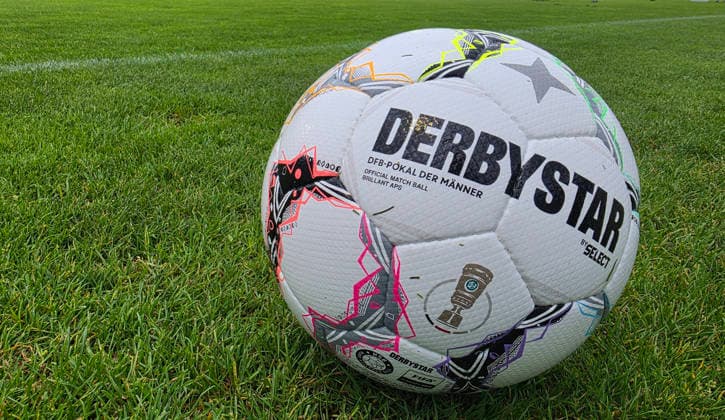18.08.2026 - Fussball - 2. Bundesliga - Saison 2026 2027 - SpVgg Greuther Fürth Fuerth ( Kleeblatt ) - Training - - xwoxzix - Feature Impression Symbolbild Symbolfoto - Spielball Ball - DERBYSTAR - DFB-POKAL der MÄNNER - Wappen Logo Emblem Pokal Trophäe Siegerpokal *** August 18, 2026 Soccer 2. Bundesliga 2026–2027 Season SpVgg Greuther Fürth Fürth Kleeblatt Training xwoxzix Feature Impression Stock photo Symbolic image Match ball Ball DERBYSTAR DFB Cup (Men s) Crest Logo Emblem Trophy Trophy, Winner s Cup