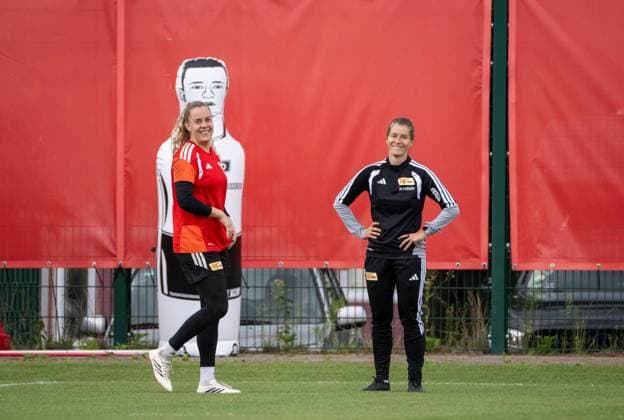 Fußball, Frauen, Saison 2026 2027, Google Pixel Frauen-Bundesliga, 1. FC Union Berlin, Training, v. l. Torfrau Cara Bösl (1. Frauen 1. FC Union), Trainerin Marie-Louise Eta (1. Frauen 1. FC Union), 18.08.2026, *** Soccer, Women, 2026–2027 Season, Google Pixel Women s Bundesliga, 1. FC Union Berlin, Practice, from left: Goalkeeper Cara Bösl, Women s Team 1, 1. FC Union; Coach Marie Louise Eta, Women s Team 1, 1. FC Union; August 18, 2026, Copyright: xMatthiasxKochx