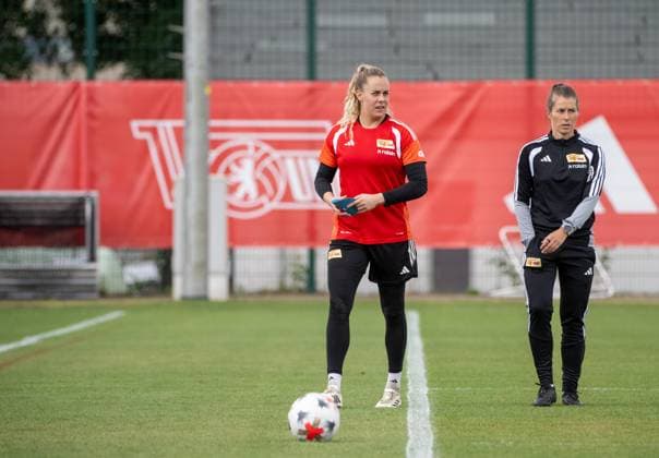 Fußball, Frauen, Saison 2026 2027, Google Pixel Frauen-Bundesliga, 1. FC Union Berlin, Training, v. l. Torfrau Cara Bösl (1. Frauen 1. FC Union), Trainerin Marie-Louise Eta (1. Frauen 1. FC Union), 18.08.2026, *** Soccer, Women, 2026–2027 Season, Google Pixel Women s Bundesliga, 1. FC Union Berlin, Practice, from left: Goalie Cara Bösl, Women s Team 1, 1. FC Union; Coach Marie Louise Eta, Women s Team 1, 1. FC Union; August 18, 2026, Copyright: xMatthiasxKochx