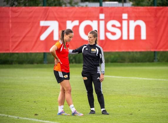 Fußball, Frauen, Saison 2026 2027, Google Pixel Frauen-Bundesliga, 1. FC Union Berlin, Training, v. l. Anna Weiß (1. Frauen 1. FC Union), Trainerin Marie-Louise Eta (1. Frauen 1. FC Union), 18.08.2026, *** Soccer, Women, 2026–2027 Season, Google Pixel Women’s Bundesliga, 1. FC Union Berlin, Practice, from left: Anna Weiß (Women’s 1. FC Union), Coach Marie Louise Eta (Women’s 1. FC Union), August 18, 2026, Copyright: xMatthiasxKochx