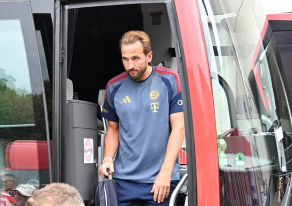 18.08.2026, xsltx, Fussball Testspiel, 1.FC Heidenheim - FC Bayern München v.l. Harry Kane (FC Bayern München) am Mannschaftsbus (DFL DFB REGULATIONS PROHIBIT ANY USE OF PHOTOGRAPHS as IMAGE SEQUENCES and or QUASI-VIDEO) *** August 18, 2026, xsltx, soccer exhibition match, 1 FC Heidenheim vs. FC Bayern Munich vs. Harry Kane at the FC Bayern Munich team bus. DFL and DFB regulations prohibit any use of photographs as image sequences and or quasi-video.