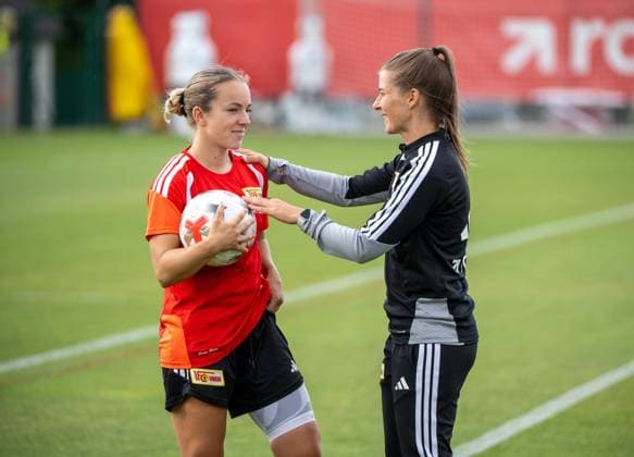 Fußball, Frauen, Saison 2026 2027, Google Pixel Frauen-Bundesliga, 1. FC Union Berlin, Training, v. l. Lisa Heiseler (1. Frauen 1. FC Union), Trainerin Marie-Louise Eta (1. Frauen 1. FC Union), 18.08.2026, *** Soccer, Women, 2026–2027 Season, Google Pixel Women s Bundesliga, 1. FC Union Berlin, Practice, from left: Lisa Heiseler, 1. FC Union Women s Team, Coach Marie Louise Eta, 1. FC Union Women s Team, August 18, 2026, Copyright: xMatthiasxKochx