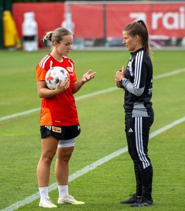 Fußball, Frauen, Saison 2026 2027, Google Pixel Frauen-Bundesliga, 1. FC Union Berlin, Training, v. l. Lisa Heiseler (1. Frauen 1. FC Union), Trainerin Marie-Louise Eta (1. Frauen 1. FC Union), 18.08.2026, *** Soccer, Women, 2026–2027 Season, Google Pixel Women s Bundesliga, 1. FC Union Berlin, Practice, from left: Lisa Heiseler, 1. FC Union Women s Team, Coach Marie Louise Eta, 1. FC Union Women s Team, August 18, 2026, Copyright: xMatthiasxKochx