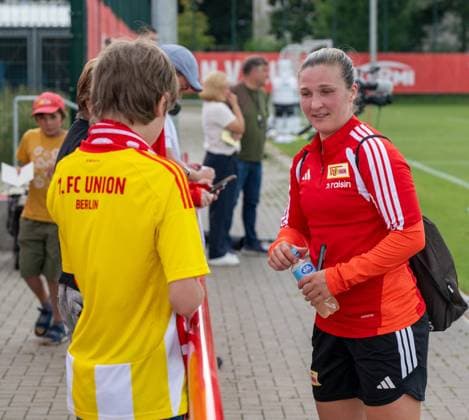 Fußball, Frauen, Saison 2026 2027, Google Pixel Frauen-Bundesliga, 1. FC Union Berlin, Training, Dina Orschmann (1. Frauen 1. FC Union) und Fans, 18.08.2026, *** Soccer, Women, 2026–2027 Season, Google Pixel Women s Bundesliga, 1. FC Union Berlin, Practice, Dina Orschmann, 1. FC Union Women s Team and Fans, August 18, 2026, Copyright: xMatthiasxKochx