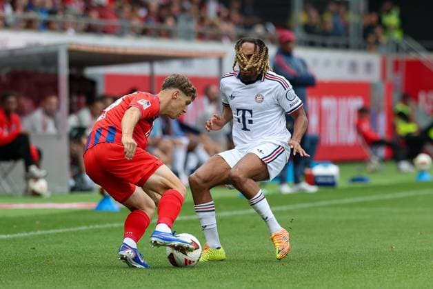 im Zweikampf, Aktion, mit Yannik Wagner 38 (1. FC Heidenheim), Sascha Boey 23 (FC Bayern Muenchen), 1. FC Heidenheim 1846 vs. FC Bayern Muenchen, Fussball, Testspiel, 18.08.2026 Heidenheim Baden-Wuerttemberg Deutschland *** One-on-one, action, featuring Yannik Wagner (38, 1. FC Heidenheim) and Sascha Boey (23, FC Bayern Munich), 1 FC Heidenheim 1846 vs. FC Bayern Munich, soccer, friendly match, August 18, 2026, Heidenheim, Baden-Württemberg, Germany Copyright: xkolbert-press ChristianxKolbertx