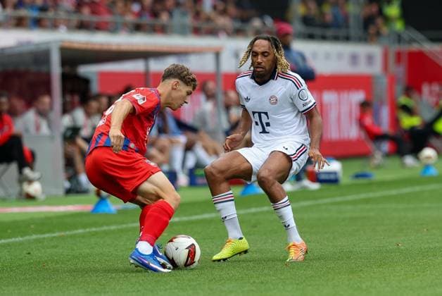 im Zweikampf, Aktion, mit Yannik Wagner 38 (1. FC Heidenheim), Sascha Boey 23 (FC Bayern Muenchen), 1. FC Heidenheim 1846 vs. FC Bayern Muenchen, Fussball, Testspiel, 18.08.2026 Heidenheim Baden-Wuerttemberg Deutschland *** One-on-one, action, featuring Yannik Wagner (38, 1. FC Heidenheim) and Sascha Boey (23, FC Bayern Munich), 1 FC Heidenheim 1846 vs. FC Bayern Munich, soccer, friendly match, August 18, 2026, Heidenheim, Baden-Württemberg, Germany Copyright: xkolbert-press ChristianxKolbertx