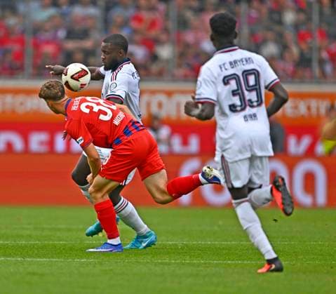18.08.2026, Fussball Bundesliga 2026 2027, Testspiel, 1.FC Heidenheim - FC Bayern München, in der Voith-Arena Heidenheim, v.l. Yannik Wagner (1.FC Heidenheim) setzt sich gegen Dayot Upamecano (FC Bayern München) duech *** August 18, 2026, 2026–2027 Bundesliga, Friendly Match, 1. FC Heidenheim vs. FC Bayern Munich, at the Voith Arena in Heidenheim; from left: Yannik Wagner of 1. FC Heidenheim beats Dayot Upamecano of FC Bayern Munich