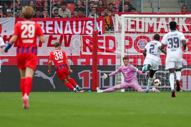 Yannik Wagner 38 (1FC Heidenheim 1846) erzielt frueh das 1:0, Tor, Jonas Urbig 40 (FC Bayern Muenchen) ohne Chance, 1. FC Heidenheim 1846 vs. FC Bayern Muenchen, Fussball, Maenner, Bundesliga, Freundschaftsspiel, Friendly Match, Saison 2026 2027, 18.08.2026 DFB regulations prohibit any use of photographs as image sequences and or quasi-video Heidenheim Baden-Wuerttemberg Deutschland *** Yannik Wagner 38 1. FC Heidenheim 1846 scores an early 1-0 goal, Jonas Urbig, 40, FC Bayern Munich, had no chance; 1. FC Heidenheim 1846 vs. FC Bayern Munich, soccer, men’s, Bundesliga, friendly match, 2026–2027 season, August 18, 2026 DFB regulations prohibit any use of photographs as image sequences and or quasi-video Heidenheim, Baden-Württemberg, Germany Copyright: xkolbert-press MartinxAgüerax