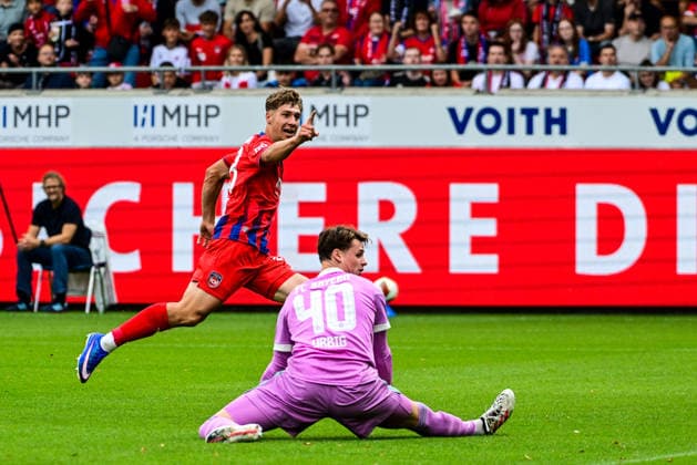 18.08.2026, GER, Fußball, Herren, FSP, 1. FC Heidenheim vs FC Bayern München Yannik Wagner (Heidenheim, 38), Torjubel nach Tor zum 1:0, Jonas Urbig (Bayern Muenchen, 40) Heidenheim Voith-Arena Baden-Württemberg Deutschland *** August 18, 2026, GER, Soccer, Men s, FSP, 1 FC Heidenheim vs. FC Bayern Munich; Yannik Wagner (Heidenheim, 38) celebrates after scoring the 1-0 goal; Jonas Urbig (Bayern Munich, 40); Heidenheim Voith Arena, Baden-Württemberg, Germany Copyright: xNordphotox xHafnerx