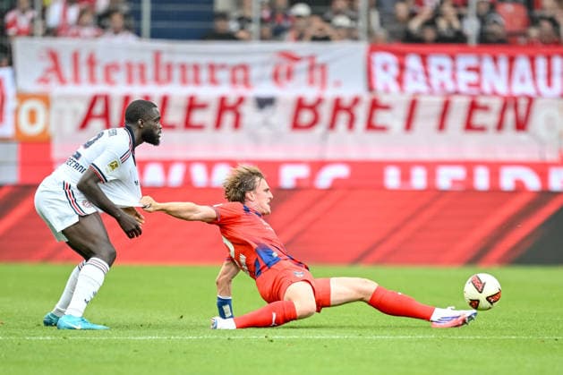 Dayot Upamecano (FC Bayern Muenchen) und Mikkel Kaufmann (1. FC Heidenheim 1846) battle for the ball during the pre-Season Friendly match between 1.FC Heidenheim v FC Bayern Muenchen at Voith-Arena on August 18, 2026 in Heidenheim, Germany. (Photo by Harry Langer DeFodi Images) - *** Dayot Upamecano of FC Bayern Munich and Mikkel Kaufmann of 1 FC Heidenheim 1846 battle for the ball during the preseason friendly match between 1 FC Heidenheim and FC Bayern Munich at the Voith Arena on August 18, 2026 in Heidenheim, Germany. Photo by Harry Langer, DeFodi Images