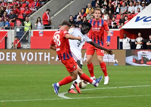 18.08.2026, xsltx, Fussball Testspiel, 1.FC Heidenheim - FC Bayern München v.l. Yannik Wagner (1. FC Heidenheim 1846), Bara Sapoko Ndiaye (FC Bayern München) (DFL DFB REGULATIONS PROHIBIT ANY USE OF PHOTOGRAPHS as IMAGE SEQUENCES and or QUASI-VIDEO) *** August 18, 2026, xsltx, soccer exhibition match, 1 FC Heidenheim vs. FC Bayern Munich, Yannik Wagner 1 FC Heidenheim 1846, Bara Sapoko Ndiaye FC Bayern Munich. DFL and DFB regulations prohibit any use of photographs as image sequences and or quasi-video.