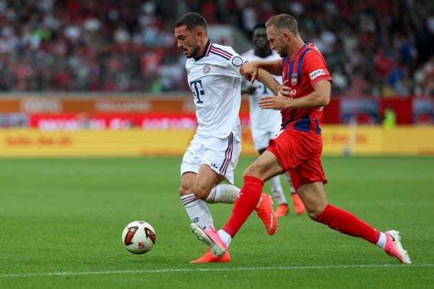 im Zweikampf, Aktion, mit Arijon Ibrahimovic 22 (FC Bayern Muenchen), Jonas Foehrenbach 19 (1. FC Heidenheim), 1. FC Heidenheim 1846 vs. FC Bayern Muenchen, Fussball, Testspiel, 18.08.2026 Heidenheim Baden-Wuerttemberg Deutschland *** In a one-on-one duel, in action, with Arijon Ibrahimovic, 22, FC Bayern Munich, Jonas Foehrenbach 19, 1 FC Heidenheim, 1 FC Heidenheim 1846 vs. FC Bayern Munich, soccer, friendly match, August 18, 2026, Heidenheim, Baden-Württemberg, Germany Copyright: xkolbert-press ChristianxKolbertx