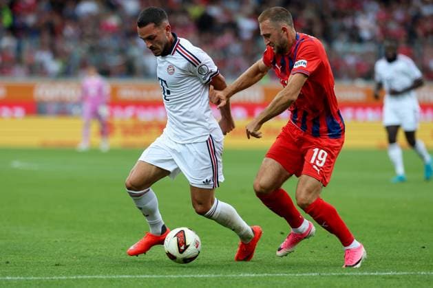 im Zweikampf, Aktion, mit Arijon Ibrahimovic 22 (FC Bayern Muenchen), Jonas Foehrenbach 19 (1. FC Heidenheim), 1. FC Heidenheim 1846 vs. FC Bayern Muenchen, Fussball, Testspiel, 18.08.2026 Heidenheim Baden-Wuerttemberg Deutschland *** In a one-on-one duel, in action, with Arijon Ibrahimovic, 22, FC Bayern Munich, Jonas Foehrenbach 19, 1 FC Heidenheim, 1 FC Heidenheim 1846 vs. FC Bayern Munich, soccer, friendly match, August 18, 2026, Heidenheim, Baden-Württemberg, Germany Copyright: xkolbert-press ChristianxKolbertx