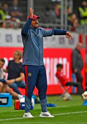 18.08.2026, Fussball Bundesliga 2026 2027, Testspiel, 1.FC Heidenheim - FC Bayern München, in der Voith-Arena Heidenheim, Trainer Vincent Kompany (FC Bayern München) gestikuliert *** August 18, 2026, 2026–2027 Bundesliga, Friendly Match, 1. FC Heidenheim vs. FC Bayern Munich, at the Voith Arena in Heidenheim; FC Bayern Munich coach Vincent Kompany gestures