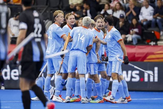 AMSTELVEEN - Dutch players celebrate Thierry Brinkman s 0-1 goal during the group stage match at the Hockey World Cup between Argentina and the Netherlands at the Wagener Stadium. BAS CZERWINSKI ANP xVIxANPxSportx xxANPxIVx 565758354 originalFilename: 565758354.jpg