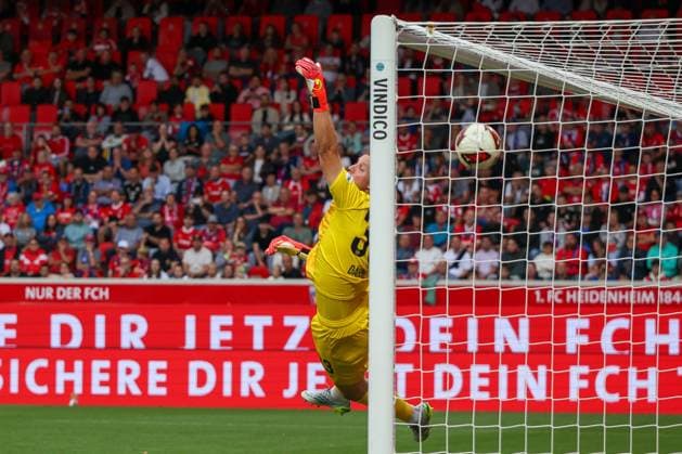 Felipe Chavez 32 (FC Bayern Muenchen), nicht im Bild, erzielt das 1:1 per Freistoss, Thomas Daehne 33 (1FC Heidenheim 1846) streckt sich vergeblich, 1. FC Heidenheim 1846 vs. FC Bayern Muenchen, Fussball, Maenner, Bundesliga, Freundschaftsspiel, Friendly Match, Saison 2026 2027, 18.08.2026 DFB regulations prohibit any use of photographs as image sequences and or quasi-video Heidenheim Baden-Wuerttemberg Deutschland *** Felipe Chavez (32, FC Bayern Munich), not pictured, scores the 1-1 goal on a free kick; Thomas Daehne (33, 1. FC Heidenheim 1846) stretches in vain, 1 FC Heidenheim 1846 vs. FC Bayern Munich, soccer, men’s, Bundesliga, friendly match, 2026–2027 season, August 18, 2026. DFB regulations prohibit any use of photographs as image sequences and or quasi-video. Heidenheim, Baden-Württemberg, Germany Copyright: xkolbert-press MartinxAgüerax