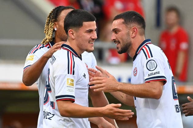 Torjubel Felipe CHAVEZ (Bayern Muenchen) nach Tor zum 1-1 mit Arijon IBRAHIMOVIC (Bayern Muenchen), li:Sacha BOEY. Jubel,Freude,Begeisterung,Aktion. Fussball Testpiel 1.FC Heidenheim - FC Bayern Muenchen am 18.08.2025 , VOITH ARENA. *** Goal celebration: Felipe CHAVEZ of Bayern Munich after scoring the 1-1 goal with Arijon IBRAHIMOVIC of Bayern Munich; on the left, Sacha BOEY celebrates,joy, excitement, action—soccer friendly match between 1. FC Heidenheim and FC Bayern Munich on August 18, 2025, at the VOITH ARENA
