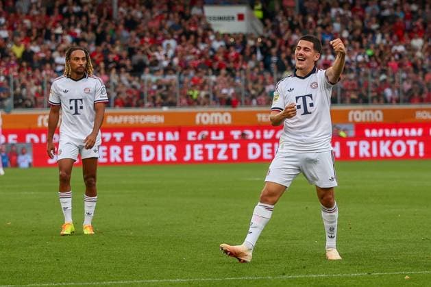 Felipe Chavez 32 (FC Bayern Muenchen) jubelt ueber sein Tor zum 1:1, Freude, mit Sascha Boey 23 (FC Bayern Muenchen), 1. FC Heidenheim 1846 vs. FC Bayern Muenchen, Fussball, Maenner, Bundesliga, Freundschaftsspiel, Friendly Match, Saison 2026 2027, 18.08.2026 DFB regulations prohibit any use of photographs as image sequences and or quasi-video Heidenheim Baden-Wuerttemberg Deutschland *** Felipe Chavez, 32, of FC Bayern Munich celebrates his goal to tie the game at 1-1, sharing the joy with Sascha Boey, 23, of FC Bayern Munich, 1 FC Heidenheim 1846 vs. FC Bayern Munich, soccer, men’s, Bundesliga, friendly match, 2026–2027 season, August 18, 2026. DFB regulations prohibit any use of photographs as image sequences and or quasi-video. Heidenheim, Baden-Württemberg, Germany Copyright: xkolbert-press MartinxAgüerax