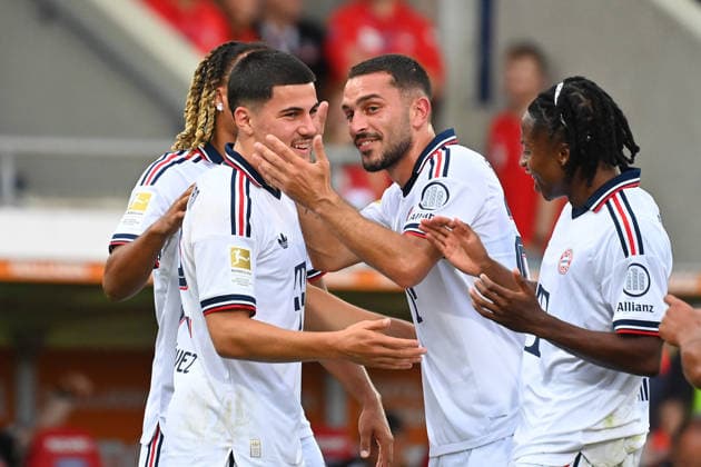Torjubel Felipe CHAVEZ (Bayern Muenchen) nach Tor zum 1-1 mit Arijon IBRAHIMOVIC (Bayern Muenchen), li:Sacha BOEY.,re:Wisdom MIKE (Bayern Muenchen). Jubel,Freude,Begeisterung,Aktion. Fussball Testpiel 1.FC Heidenheim - FC Bayern Muenchen am 18.08.2025 , VOITH ARENA. *** Felipe CHAVEZ of Bayern Munich celebrates after scoring the 1-1 goal with Arijon IBRAHIMOVIC of Bayern Munich; on the left, Sacha BOEY; on the right, Wisdom MIKE of Bayern Munich; celebration,joy, excitement, action—soccer friendly match between 1. FC Heidenheim and FC Bayern Munich on August 18, 2025, at the VOITH ARENA