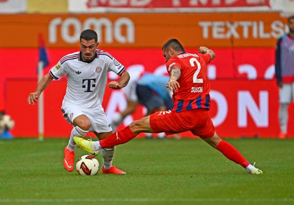 18.08.2026, Fussball Bundesliga 2026 2027, Testspiel, 1.FC Heidenheim - FC Bayern München, in der Voith-Arena Heidenheim, v.l. Arijon Ibrahimovic (Bayern München) gegen Marnon Busch (1. FC Heidenheim 1846) *** August 18, 2026, 2026–2027 Bundesliga, Friendly Match, 1. FC Heidenheim vs. FC Bayern Munich, at the Voith Arena in Heidenheim; from left: Arijon Ibrahimovic (FC Bayern Munich) vs. Marnon Busch (1. FC Heidenheim 1846)