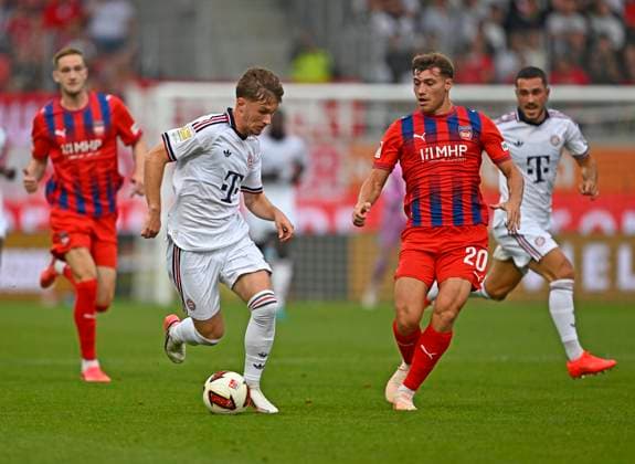 18.08.2026, Fussball Bundesliga 2026 2027, Testspiel, 1.FC Heidenheim - FC Bayern München, in der Voith-Arena Heidenheim, v.l. Tim Binder (Bayern München) gegen Luca Kerber (1. FC Heidenheim 1846) *** August 18, 2026, 2026–2027 Bundesliga, Friendly Match, 1. FC Heidenheim vs. FC Bayern Munich, at the Voith Arena in Heidenheim; from left: Tim Binder (Bayern Munich) vs. Luca Kerber (1. FC Heidenheim 1846)
