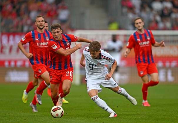 18.08.2026, Fussball Bundesliga 2026 2027, Testspiel, 1.FC Heidenheim - FC Bayern München, in der Voith-Arena Heidenheim, v.l. Luca Kerber (1. FC Heidenheim 1846) gegen Tim Binder (Bayern München) *** August 18, 2026, 2026–2027 Bundesliga, Friendly Match, 1. FC Heidenheim vs. FC Bayern Munich, at the Voith Arena in Heidenheim; from left: Luca Kerber (1. FC Heidenheim 1846) and Tim Binder (FC Bayern Munich)