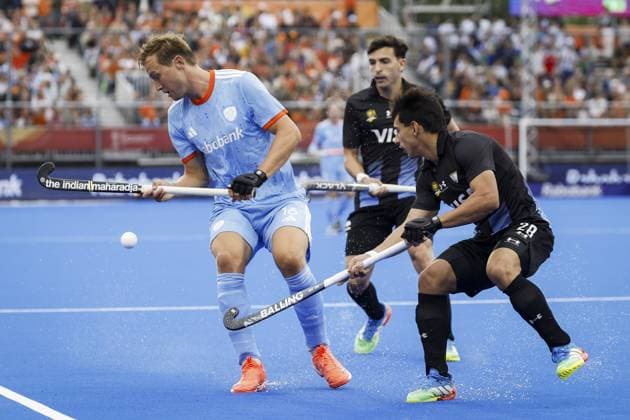 AMSTELVEEN - Floris Wortelboer of the Netherlands and Ignacio Ibarra of Argentina during the group stage match at the Hockey World Cup between Argentina and the Netherlands at the Wagener Stadium. BAS CZERWINSKI ANP xVIxANPxSportx xxANPxIVx 565758890 originalFilename: 565758890.jpg