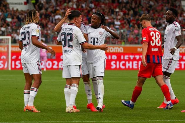 Torjubel der Mannschaft (FC Bayern Muenchen) nach dem 1:1 durch Felipe Chavez 32 (FC Bayern Muenchen), mit Wisdom Mike 36 (FC Bayern Muenchen) und Sascha Boey 23 (FC Bayern Muenchen), 1. FC Heidenheim 1846 vs. FC Bayern Muenchen, Fussball, Maenner, Bundesliga, Freundschaftsspiel, Friendly Match, Saison 2026 2027, 18.08.2026 DFB regulations prohibit any use of photographs as image sequences and or quasi-video Heidenheim Baden-Wuerttemberg Deutschland *** FC Bayern Munich celebrates a goal after Felipe Chavez (No. 32, FC Bayern Munich) scores the 1-1 equalizer, with Wisdom Mike (No. 36, FC Bayern Munich) and Sascha Boey (No. 23, FC Bayern Munich), 1 FC Heidenheim 1846 vs. FC Bayern Munich, soccer, men’s, Bundesliga, friendly match, 2026–2027 season, August 18, 2026. DFB regulations prohibit any use of photographs as image sequences and or quasi-video. Heidenheim, Baden-Württemberg, Germany Copyright: xkolbert-press MartinxAgüerax