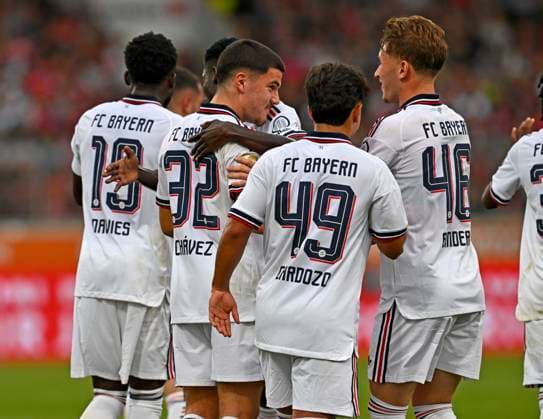 18.08.2026, Fussball Bundesliga 2026 2027, Testspiel, 1.FC Heidenheim - FC Bayern München, in der Voith-Arena Heidenheim, Alphonso Davies (FC Bayern München), Felipe Chavez (FC Bayern München), , Maycon Cardozo (Bayern München) und Tim Binder (Bayern München) jubeln *** August 18, 2026, 2026–2027 Bundesliga season, friendly match, 1. FC Heidenheim vs. FC Bayern Munich, at the Voith Arena in Heidenheim; Alphonso Davies (FC Bayern Munich), Felipe Chavez (FC Bayern Munich), Maycon Cardozo (FC Bayern Munich), and Tim Binder (FC Bayern Munich) celebrate