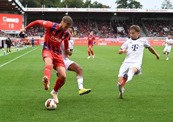 18.08.2026, xsltx, Fussball Testspiel, 1.FC Heidenheim - FC Bayern München v.l. Julian Niehues (1. FC Heidenheim 1846), Sacha Boey (FC Bayern München) und Tim Binder (FC Bayern München) (DFL DFB REGULATIONS PROHIBIT ANY USE OF PHOTOGRAPHS as IMAGE SEQUENCES and or QUASI-VIDEO) *** August 18, 2026, xsltx, soccer exhibition match, 1 FC Heidenheim vs. FC Bayern Munich – Julian Niehues (1 FC Heidenheim 1846), Sacha Boey (FC Bayern Munich), and Tim Binder (FC Bayern Munich). DFL and DFB regulations prohibit any use of photographs as image sequences and or quasi-video.
