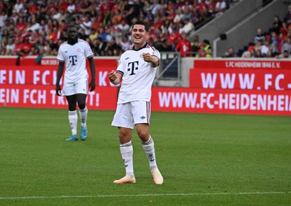 18.08.2026, xsltx, Fussball Testspiel, 1.FC Heidenheim - FC Bayern München v.l. Felipe Chavez (FC Bayern München) trifft mit einem Traumfreistoß unterr die Querlatte ins Kreuzeck und jubelt entsprechend (DFL DFB REGULATIONS PROHIBIT ANY USE OF PHOTOGRAPHS as IMAGE SEQUENCES and or QUASI-VIDEO) *** August 18, 2026, xsltx, Soccer Friendly Match, 1 FC Heidenheim vs. FC Bayern Munich: Felipe Chavez scores for FC Bayern Munich with a dream free kick that hits the crossbar and finds the top corner, prompting jubilant celebrations. DFL and DFB regulations prohibit any use of photographs as image sequences and or quasi-video.