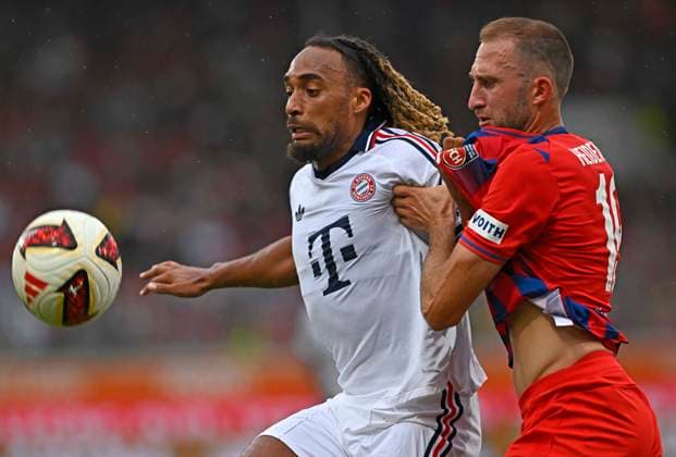18.08.2026, Fussball Bundesliga 2026 2027, Testspiel, 1.FC Heidenheim - FC Bayern München, in der Voith-Arena Heidenheim, v.l. Sacha Boey (FC Bayern München) gegen Jonas Föhrenbach (1. FC Heidenheim 1846) *** August 18, 2026, 2026–2027 Bundesliga, Friendly Match, 1. FC Heidenheim vs. FC Bayern Munich, at the Voith Arena in Heidenheim; from left: Sacha Boey (FC Bayern Munich) vs. Jonas Föhrenbach (1. FC Heidenheim 1846)