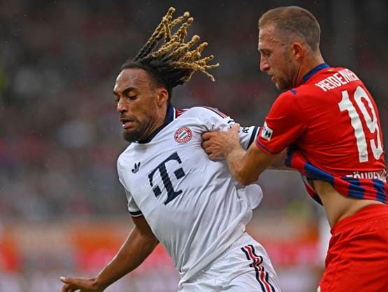 18.08.2026, Fussball Bundesliga 2026 2027, Testspiel, 1.FC Heidenheim - FC Bayern München, in der Voith-Arena Heidenheim, v.l. Sacha Boey (FC Bayern München) gegen Jonas Föhrenbach (1. FC Heidenheim 1846) *** August 18, 2026, 2026–2027 Bundesliga, Friendly Match, 1. FC Heidenheim vs. FC Bayern Munich, at the Voith Arena in Heidenheim; from left: Sacha Boey (FC Bayern Munich) vs. Jonas Föhrenbach (1. FC Heidenheim 1846)