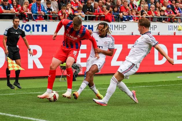 Julian Niehues 16 (1FC Heidenheim 1846) im Duell mit Sascha Boey 23 (FC Bayern Muenchen) und Tim Binder 47 (FC Bayern Muenchen), 1. FC Heidenheim 1846 vs. FC Bayern Muenchen, Fussball, Maenner, Bundesliga, Freundschaftsspiel, Friendly Match, Saison 2026 2027, 18.08.2026 DFB regulations prohibit any use of photographs as image sequences and or quasi-video Heidenheim Baden-Wuerttemberg Deutschland *** Julian Niehues (16), 1. FC Heidenheim 1846, goes head-to-head with Sascha Boey (23), FC Bayern Munich, and Tim Binder (47), FC Bayern Munich, 1 FC Heidenheim 1846 vs. FC Bayern Munich, Soccer, Men’s, Bundesliga, Friendly Match, 2026–2027 Season, August 18, 2026. DFB regulations prohibit any use of photographs as image sequences and or quasi-video. Heidenheim, Baden-Württemberg, Germany Copyright: xkolbert-press MartinxAgüerax