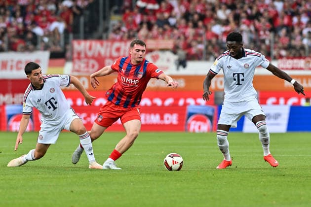 Testspiel; 1. FC Heidenheim - FC Bayern München; 18.08.2026 HEIDENHEIM, GERMANY - 18. AUGUST: v. l. Felipe CHAVEZ (FC Bayern Munich 32), Paul HENNRICH (1. FC Heidenheim 8) und Alphonso DAVIES (FC Bayern Munich 19) während dem Testspiel zwischen dem 1. FC Heidenheim und dem FC Bayern München in der Voith-Arena *** Friendly Match: 1 FC Heidenheim vs. FC Bayern Munich, August 18, 2026, HEIDENHEIM, GERMANY August 18: Felipe CHAVEZ (FC Bayern Munich, 32), Paul HENNRICH (1 FC Heidenheim, 8), and Alphonso DAVIES (FC Bayern Munich, 19) during the friendly match between 1 FC Heidenheim and FC Bayern Munich at the Voith Arena Copyright: xBEAUTIFULxSPORTS Goldbergx