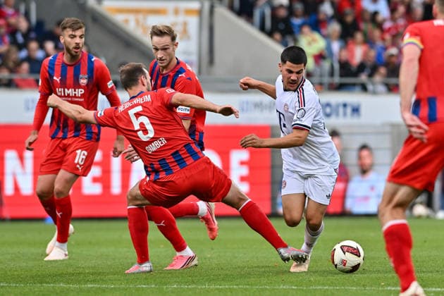 Testspiel; 1. FC Heidenheim - FC Bayern München; 18.08.2026 HEIDENHEIM, GERMANY - 18. AUGUST: im Duell Bnedikt GIMBER (1. FC Heidenheim 5) und Felipe CHAVEZ (FC Bayern Munich 32) während dem Testspiel zwischen dem 1. FC Heidenheim und dem FC Bayern München in der Voith-Arena *** Friendly Match: 1. FC Heidenheim vs. FC Bayern Munich, August 18, 2026, HEIDENHEIM, GERMANY, August 18, in a matchup between Benedikt GIMBER of 1 FC Heidenheim (5) and Felipe CHAVEZ of FC Bayern Munich (32) during the friendly match between 1 FC Heidenheim and FC Bayern Munich at the Voith Arena Copyright: xBEAUTIFULxSPORTS Goldbergx