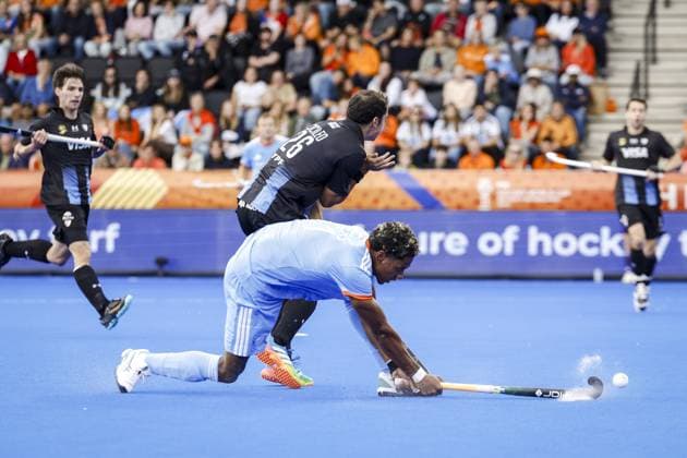 AMSTELVEEN - Nicolas Cicileo of Argentina and Terrance Pieters of the Netherlands during the group stage match at the Hockey World Cup between Argentina and the Netherlands at the Wagener Stadium. BAS CZERWINSKI ANP xVIxANPxSportx xxANPxIVx 565759348 originalFilename: 565759348.jpg
