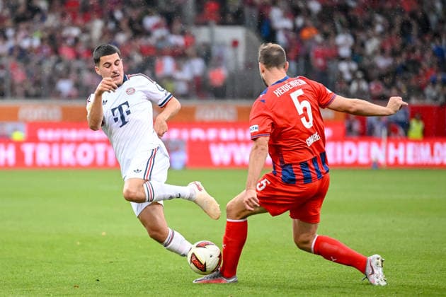 Felioe Chavez (FC Bayern Muenchen) und Benedikt Gimber (1. FC Heidenheim 1846) battle for the ball during the pre-Season Friendly match between 1.FC Heidenheim v FC Bayern Muenchen at Voith-Arena on August 18, 2026 in Heidenheim, Germany. (Photo by Harry Langer DeFodi Images) - *** Felioe Chavez of FC Bayern Munich and Benedikt Gimber of 1 FC Heidenheim 1846 battle for the ball during the preseason friendly match between 1 FC Heidenheim and FC Bayern Munich at Voith Arena on August 18, 2026 in Heidenheim, Germany. Photo by Harry Langer, DeFodi Images