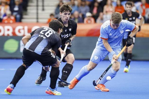 AMSTELVEEN - Ignacio Ibarra of Argentina, Tomas Ruiz of Argentina and Koen Bijen of the Netherlands during the group stage match at the Hockey World Cup between Argentina and the Netherlands at the Wagener Stadium. BAS CZERWINSKI ANP xVIxANPxSportx xxANPxIVx 565759519 originalFilename: 565759519.jpg