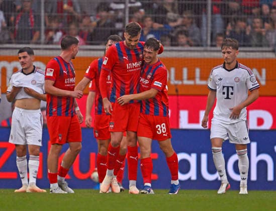 18.08.2026, Fussball Bundesliga 2026 2027, Testspiel, 1.FC Heidenheim - FC Bayern München, in der Voith-Arena Heidenheim, v.l. Julian Niehues (1. FC Heidenheim 1846) und Yannik Wagner (1.FC Heidenheim) jubeln nach dem 2:1. *** August 18, 2026, 2026–2027 Bundesliga, Friendly Match, 1. FC Heidenheim vs. FC Bayern Munich, at the Voith Arena in Heidenheim; from left: Julian Niehues of 1. FC Heidenheim 1846 and Yannik Wagner of 1. FC Heidenheim celebrate after the 2–1 victory