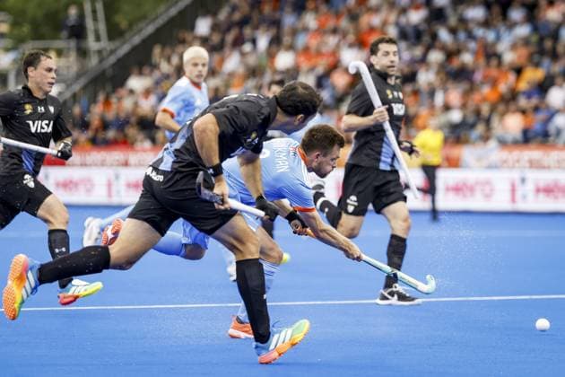 AMSTELVEEN - Nicolas Cicileo of Argentina and Thierry Brinkman of the Netherlands during the group stage match at the Hockey World Cup between Argentina and the Netherlands at the Wagener Stadium. BAS CZERWINSKI ANP xVIxANPxSportx xxANPxIVx 565760320 originalFilename: 565760320.jpg