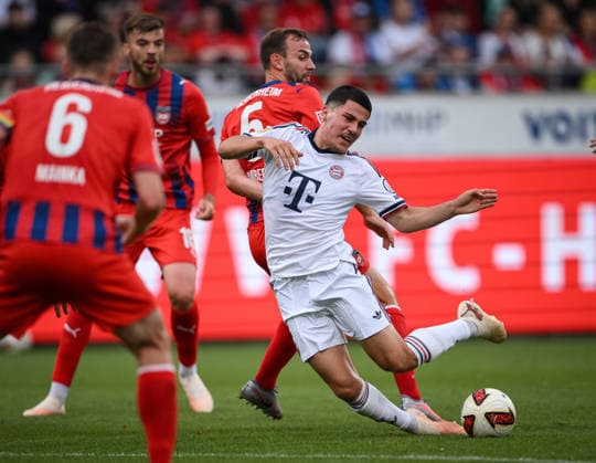 Fussball Testspiel 1. Bundesliga 2026 2027 18.08.2026 1. FC Heidenheim - FC Bayern Muenchen Felipe Chavez (re, FC Bayern Muenchen) gegen Benedikt Gimber (Mitte hinten, 1. FC Heidenheim) *** Soccer Friendly Match 1, Bundesliga 2026–2027, August 18, 2026, 1. FC Heidenheim vs. FC Bayern Munich: Felipe Chavez (right), FC Bayern Munich, against Benedikt Gimber (center-back), 1. FC Heidenheim