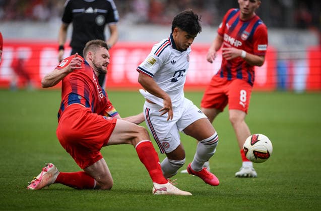 Fussball Testspiel 1. Bundesliga 2026 2027 18.08.2026 1. FC Heidenheim - FC Bayern Muenchen Maycon Cardozo (re, FC Bayern Muenchen) gegen Benedikt Gimber (li, 1. FC Heidenheim) *** Soccer Friendly Match 1, Bundesliga 2026–2027, August 18, 2026: 1. FC Heidenheim vs. FC Bayern Munich—Maycon Cardozo (right), FC Bayern Munich, vs. Benedikt Gimber (left), 1. FC Heidenheim