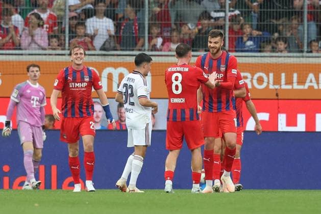 die Mannschaft freut sich ueber das Tor von Julian Niehues 16 (1. FC Heidenheim) zum 2:1, 1. FC Heidenheim 1846 vs. FC Bayern Muenchen, Fussball, Testspiel, 18.08.2026 Heidenheim Baden-Wuerttemberg Deutschland *** The team celebrates Julian Niehues goal, making the score 16–1 for 1. FC Heidenheim, in the match between 1. FC Heidenheim 1846 and FC Bayern Munich, soccer, friendly match, August 18, 2026, Heidenheim, Baden-Württemberg, Germany Copyright: xkolbert-press ChristianxKolbertx