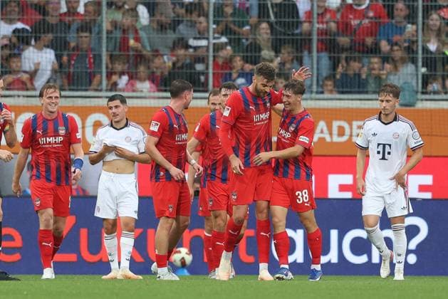 die Mannschaft freut sich ueber das Tor von Julian Niehues 16 (1. FC Heidenheim) zum 2:1, 1. FC Heidenheim 1846 vs. FC Bayern Muenchen, Fussball, Testspiel, 18.08.2026 Heidenheim Baden-Wuerttemberg Deutschland *** The team celebrates Julian Niehues goal, making the score 16–1 for 1. FC Heidenheim, in the match between 1. FC Heidenheim 1846 and FC Bayern Munich, soccer, friendly match, August 18, 2026, Heidenheim, Baden-Württemberg, Germany Copyright: xkolbert-press ChristianxKolbertx