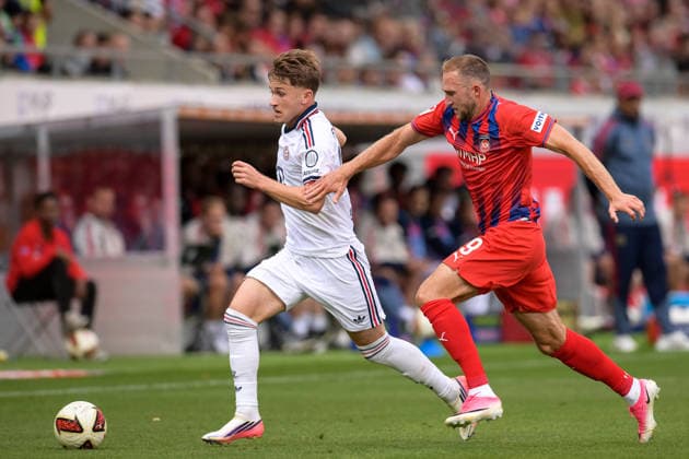 Fußball, Testspiel, 20260818, 1. FC Heidenheim - FC Bayern München. Im Bild v.l. Tim BENDER (Bayern, 46), Jonas FÖHRENBACH (Heidenheim, 19). Heidenheim Voith-Arena Baden-Württemberg Deutschland *** Soccer, Friendly Match, 20260818, 1 FC Heidenheim vs. FC Bayern Munich. Pictured, from left: Tim BENDER (Bayern), 46; Jonas FÖHRENBACH (Heidenheim), 19. Heidenheim Voith Arena, Baden-Württemberg, Germany Copyright: Passion2Press MarkusxFischerx